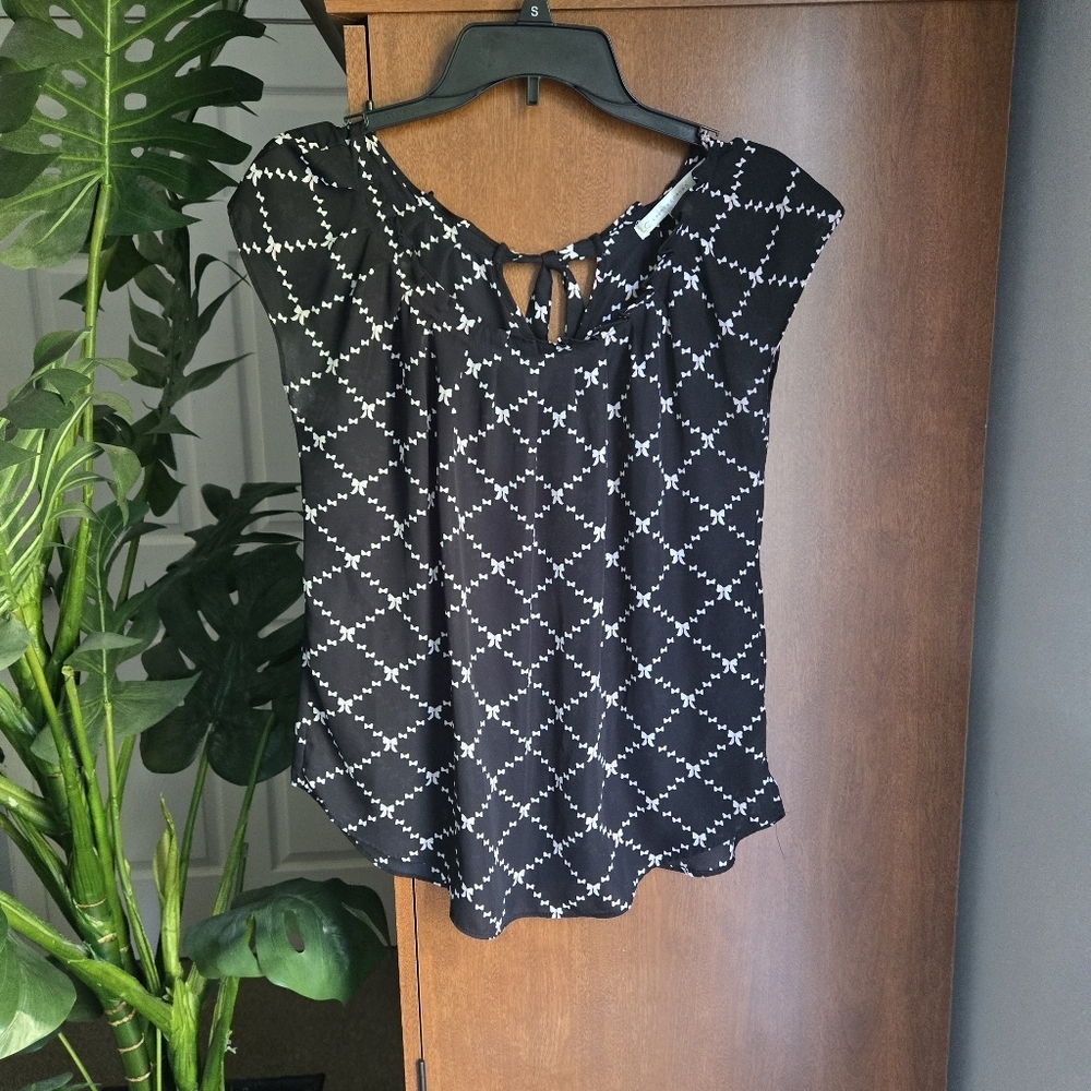 LC Lauren Conrad Soft Pink Bow Pattern Blouse On Black Backround Size Small